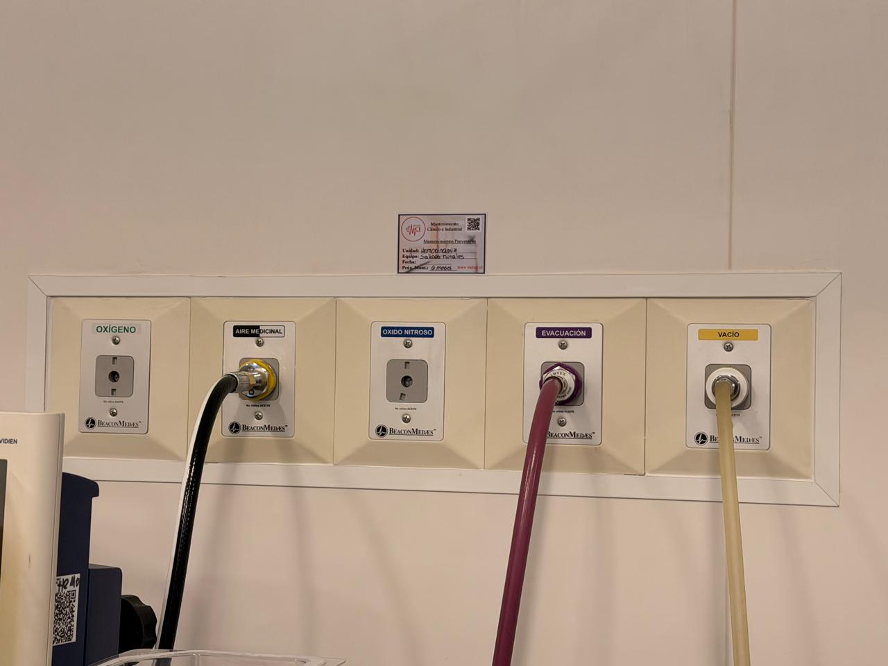 Flujómetros de oxígeno medicinal conectados a tomas murales de pabellón