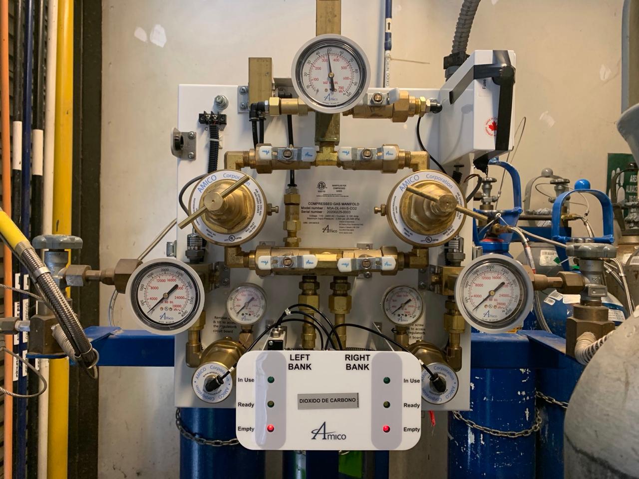 Manifold de dióxido de carbono Amico con reguladores y señalización de banco en uso