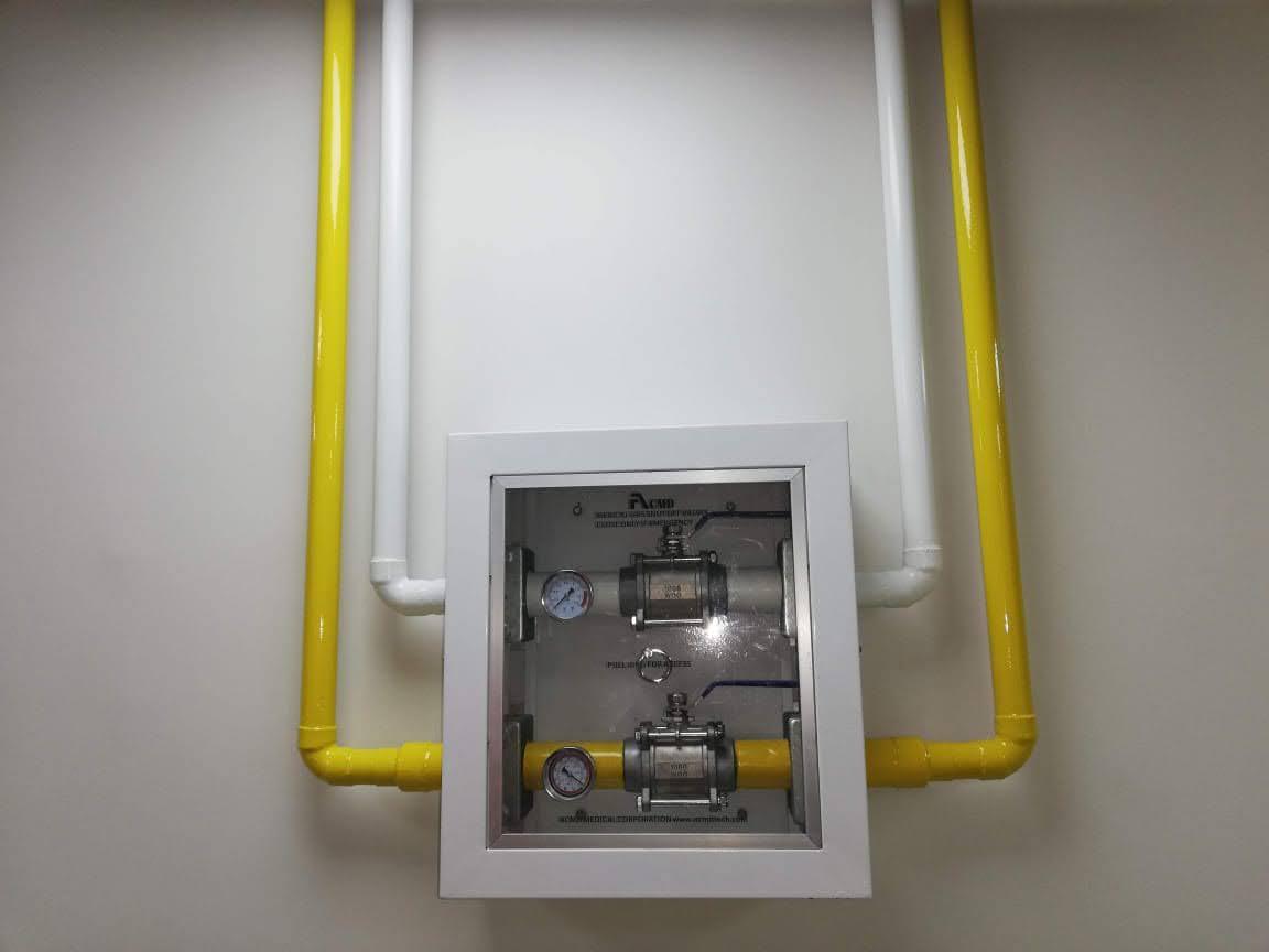 Sala de gases con cilindros de óxido nitroso conectados a línea de suministro