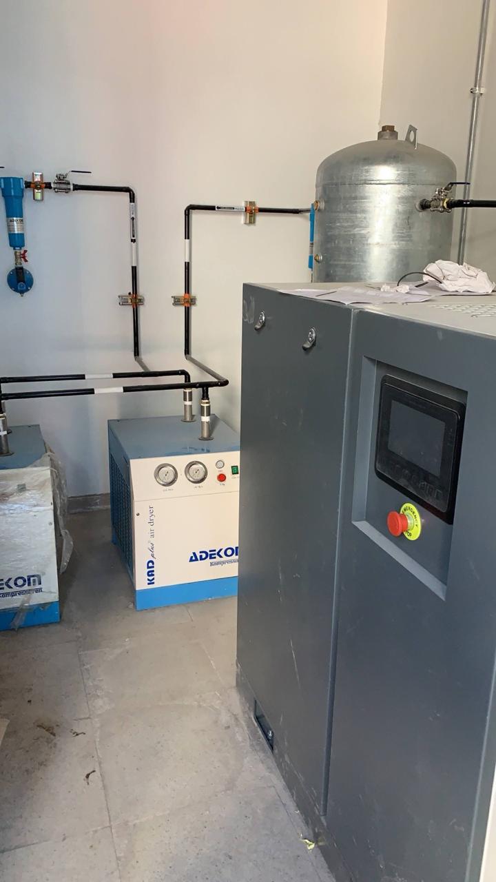 Sala de compresores con secador de aire y estanque de acumulación