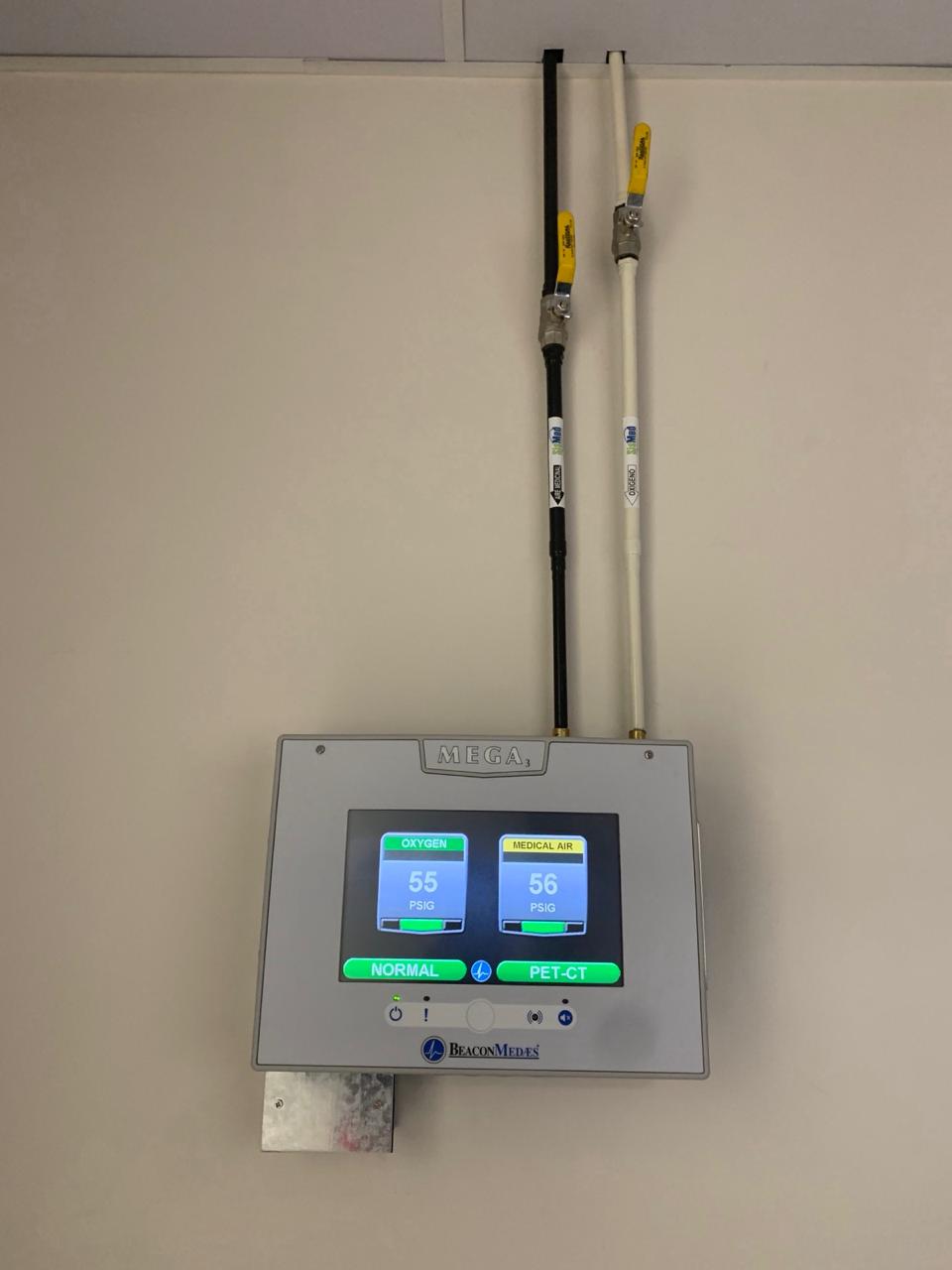 Panel de alarma de gases clínicos BeaconMedaes MEGA3 monitoreando oxígeno y aire médico