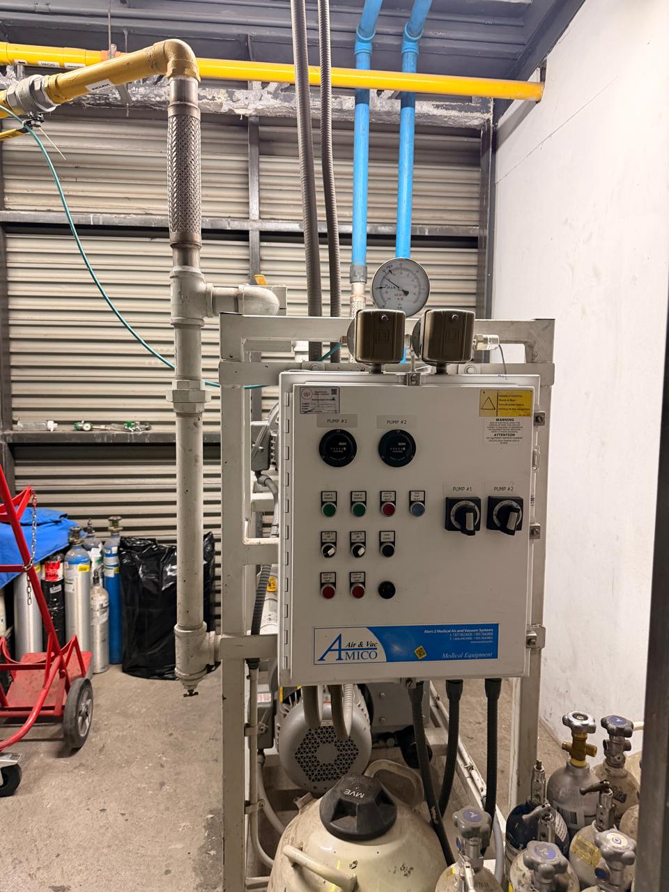 Central de vacío clínico Amico con tablero de control de dos bombas