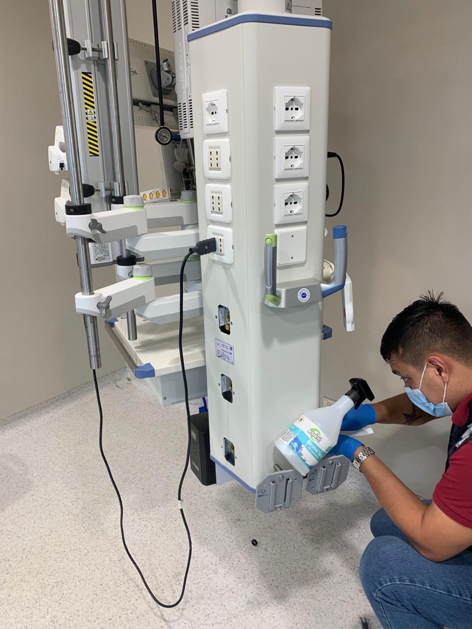 Técnico de MCI realizando mantención preventiva a una columna de pabellón